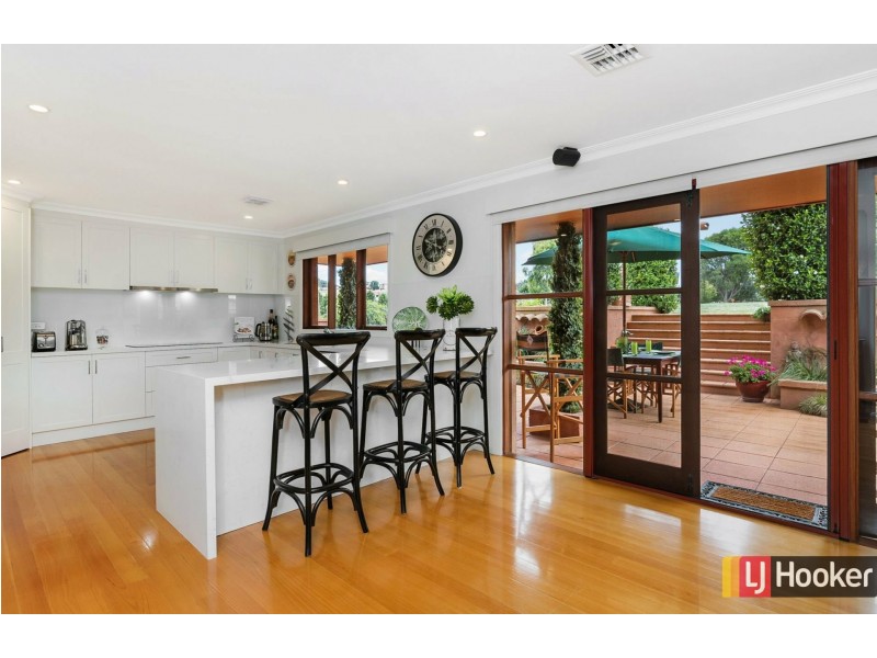 4 Lakeview Close, Hidden Valley VIC 3756