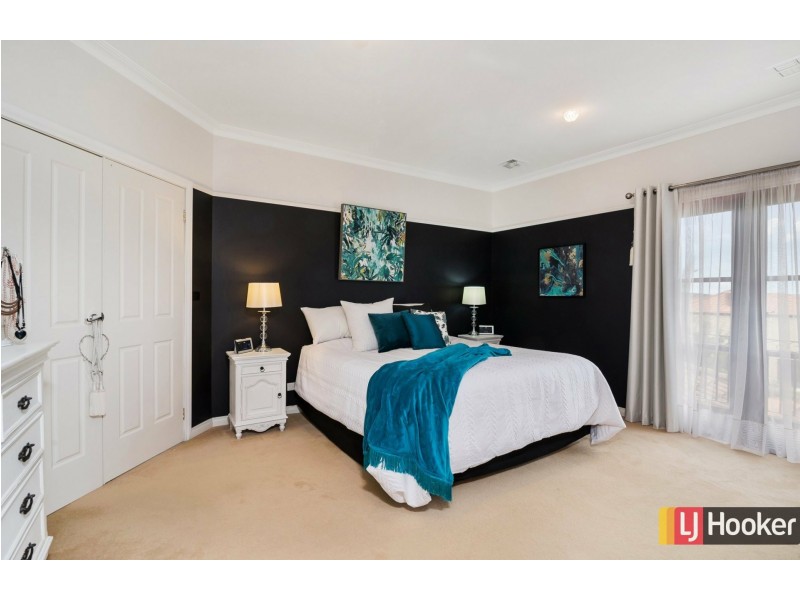 4 Lakeview Close, Hidden Valley VIC 3756
