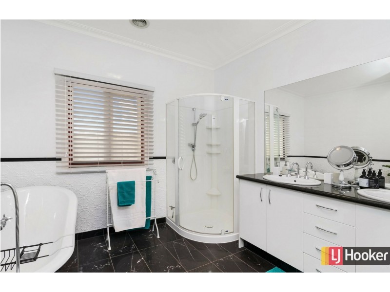 4 Lakeview Close, Hidden Valley VIC 3756