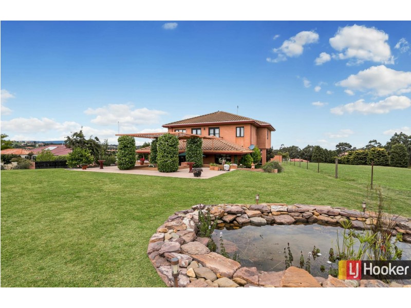4 Lakeview Close, Hidden Valley VIC 3756