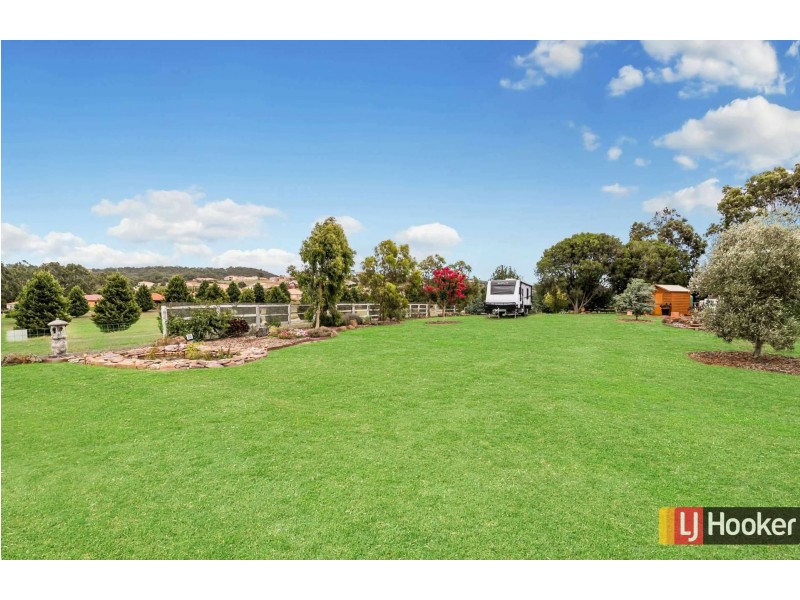 4 Lakeview Close, Hidden Valley VIC 3756