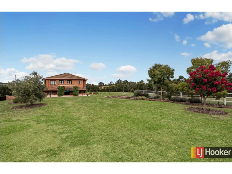 4 Lakeview Close, Hidden Valley VIC 3756