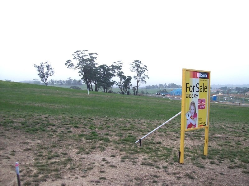 690/ Carmelo Court, Hidden Valley VIC 3756