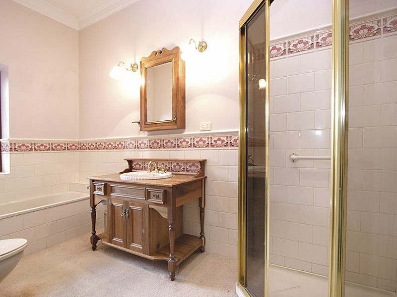 8 Sylverly Grove, Caulfield VIC 3162