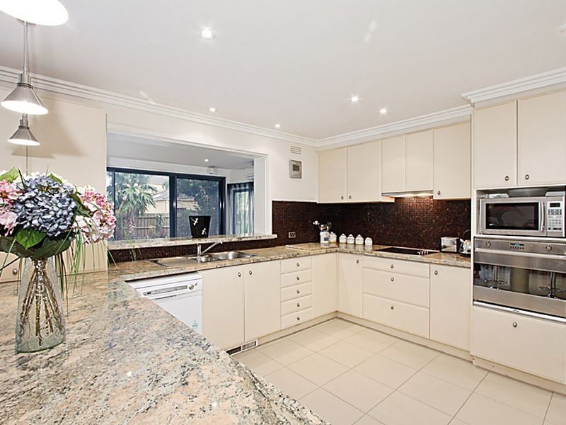 33 Bokhara Rd, Caulfield South VIC 3162