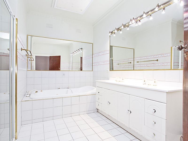 15 Lorrean Avenue, Brighton East VIC 3187