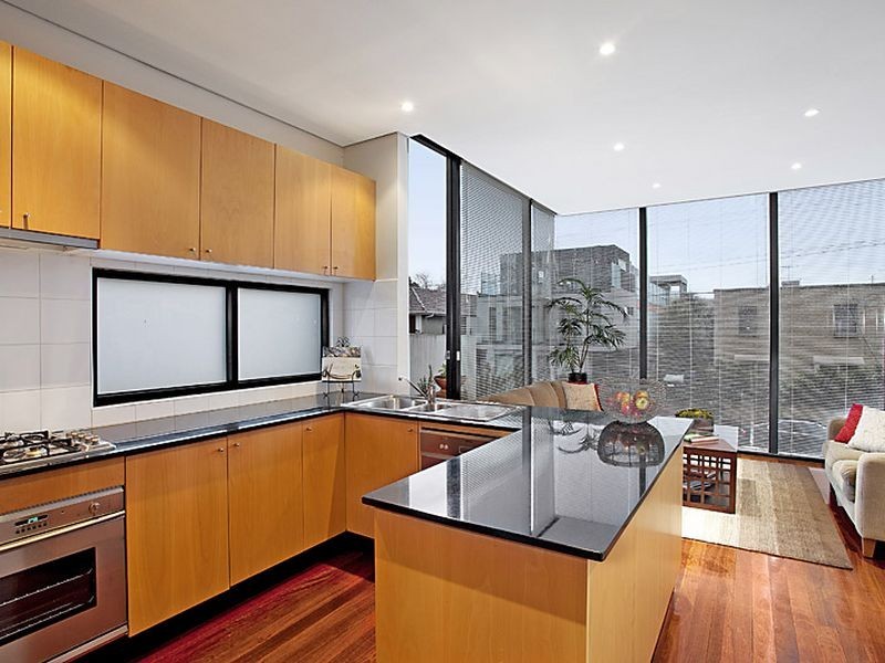 2/30 Gourlay Street, St Kilda East VIC 3183