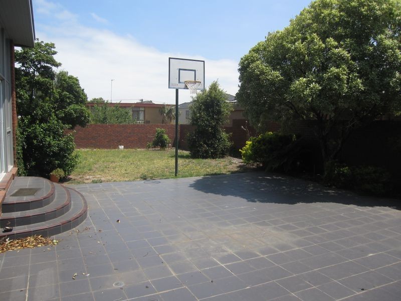 15 Helenslea Road, Caulfield North VIC 3161