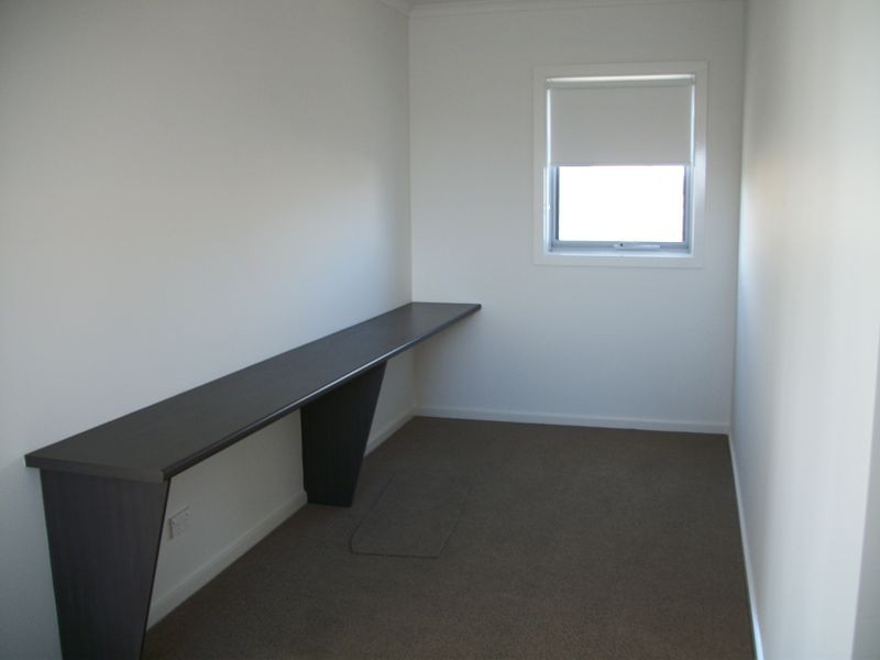 48 Edgeware Close, Pakenham VIC 3810