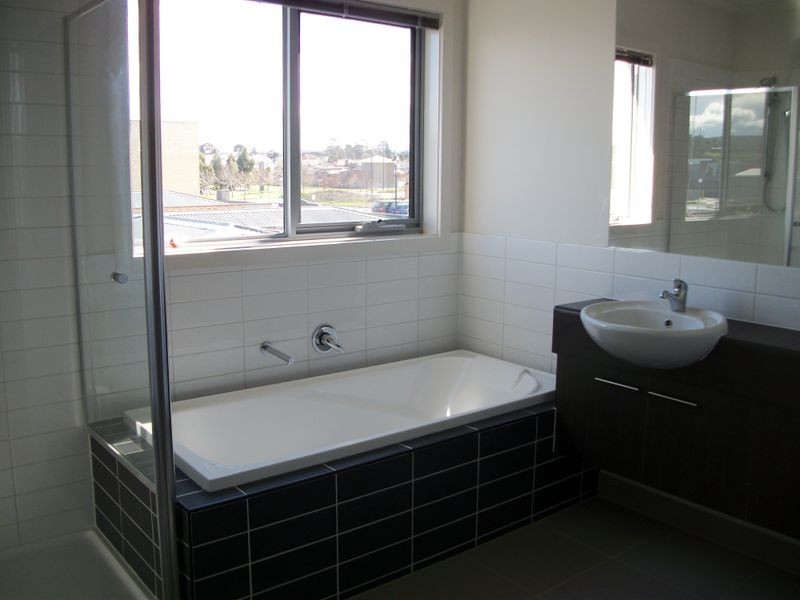 48 Edgeware Close, Pakenham VIC 3810