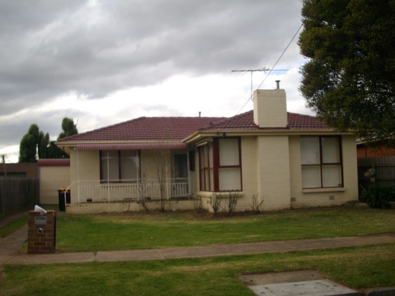 8 Falcon Drive, Melton VIC 3337