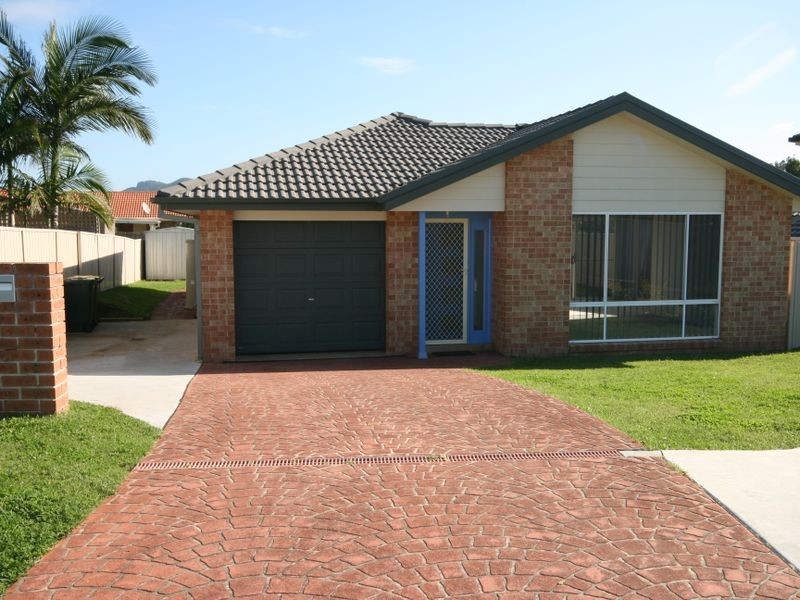 16 Solander Place, Lake Cathie NSW 2445