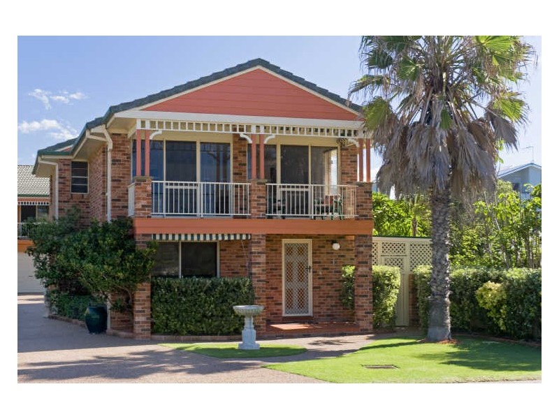 1/8 Bundella Avenue, Lake Cathie NSW 2445