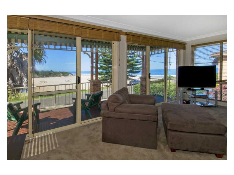 1/8 Bundella Avenue, Lake Cathie NSW 2445