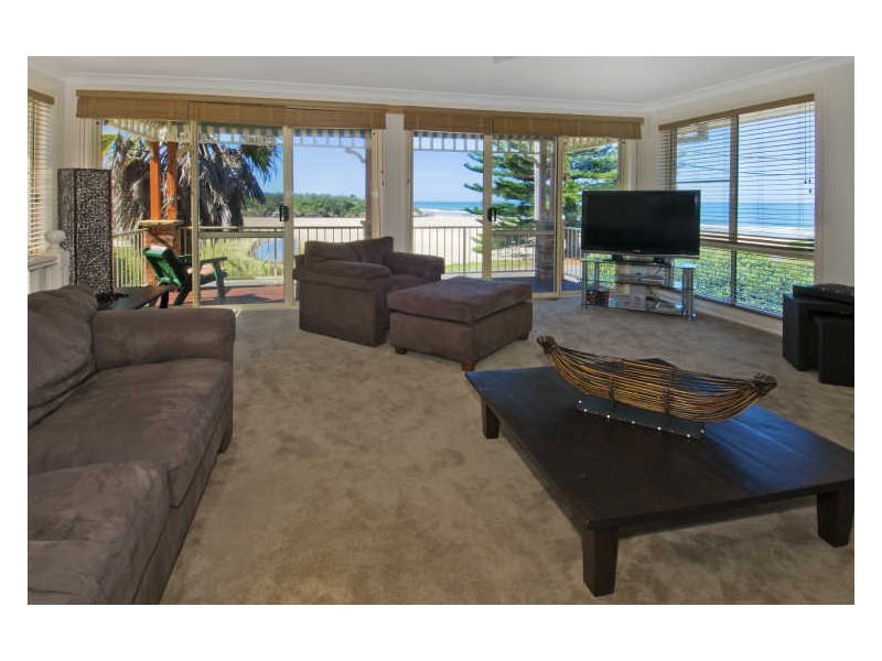 1/8 Bundella Avenue, Lake Cathie NSW 2445