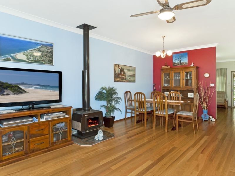 16 Bundella Avenue, Lake Cathie NSW 2445