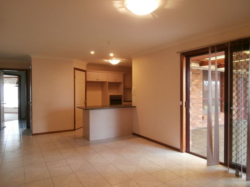 6 Scarborough Place, Bathurst NSW 2795