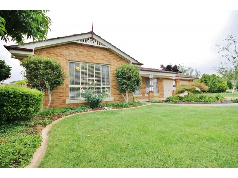 45 Freestone Way, Bathurst NSW 2795