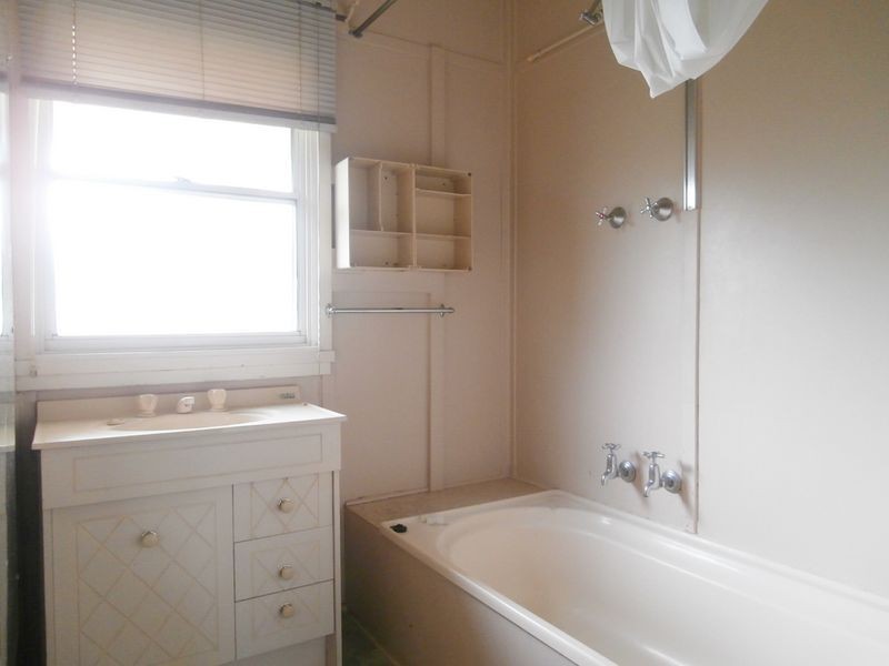 2 Coral Way, Bathurst NSW 2795