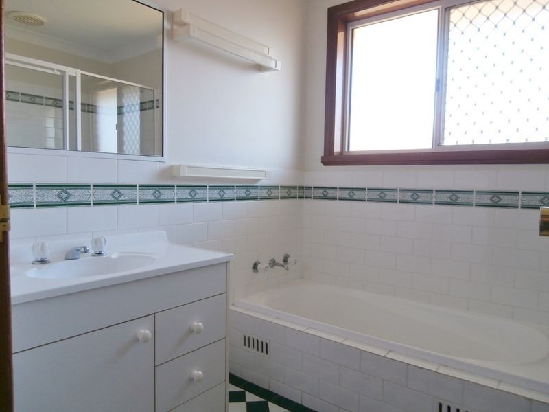 49 Freestone Way, Bathurst NSW 2795