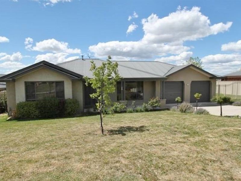 15 Howarth Close, Bathurst NSW 2795