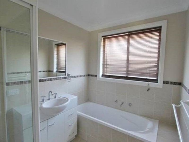 15 Howarth Close, Bathurst NSW 2795