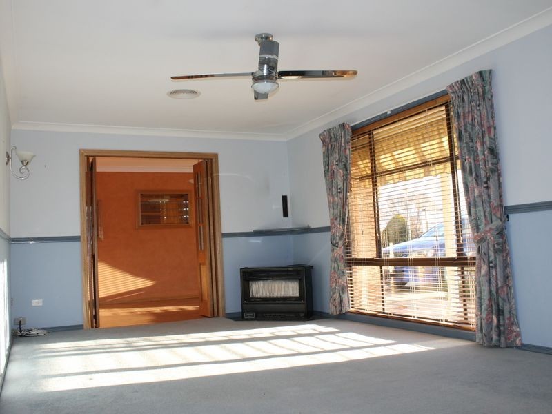 6 Merrick Close, Bathurst NSW 2795