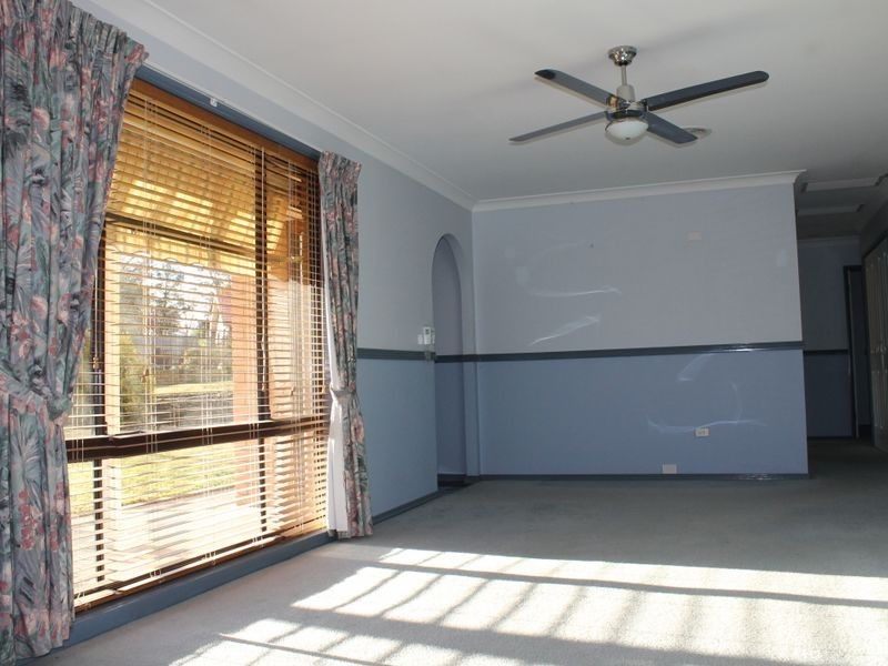 6 Merrick Close, Bathurst NSW 2795