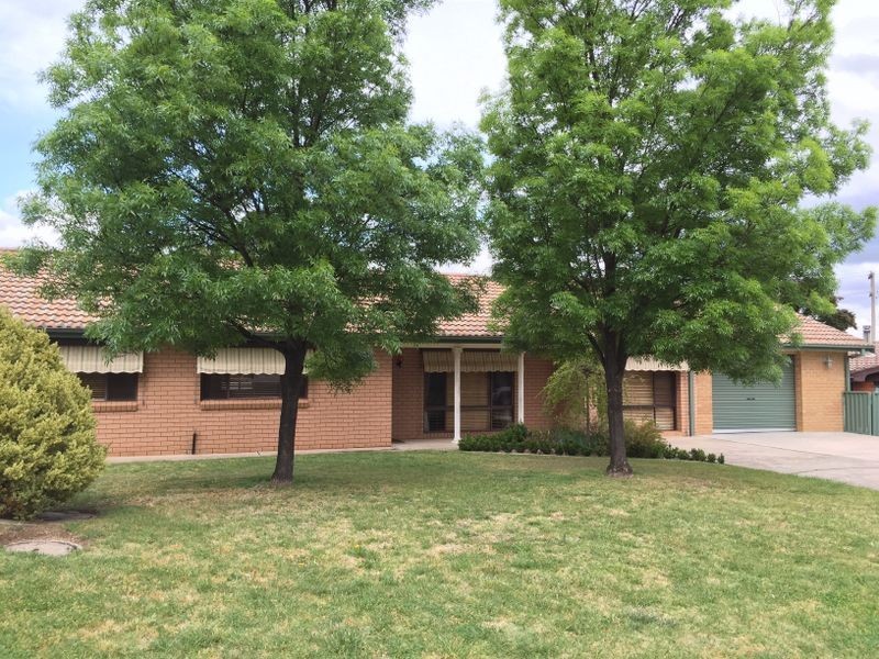 6 Merrick Close, Bathurst NSW 2795