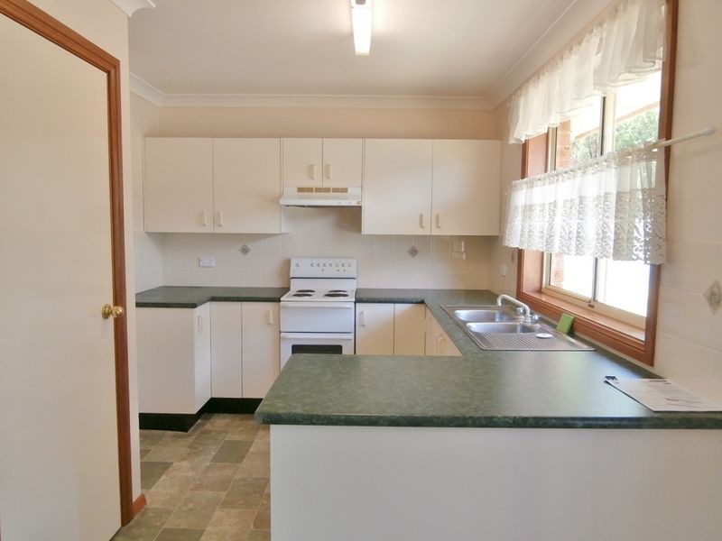 11 Bayliss Street, Bathurst NSW 2795