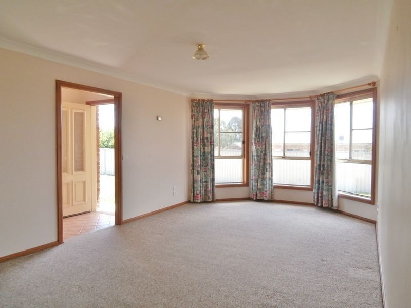 11 Bayliss Street, Bathurst NSW 2795