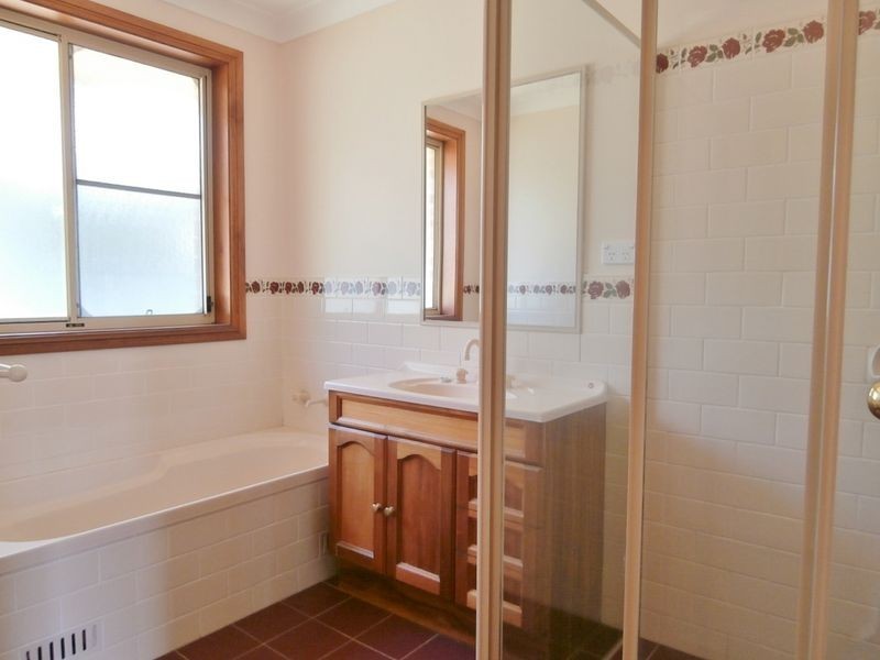 11 Bayliss Street, Bathurst NSW 2795