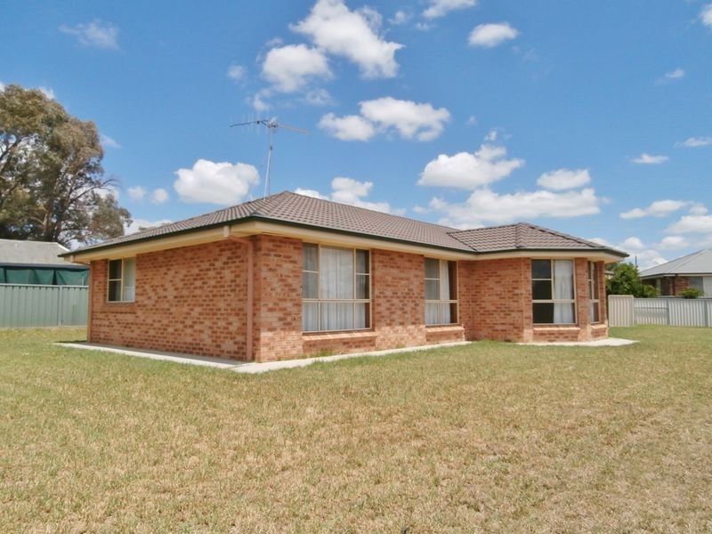11 Bayliss Street, Bathurst NSW 2795