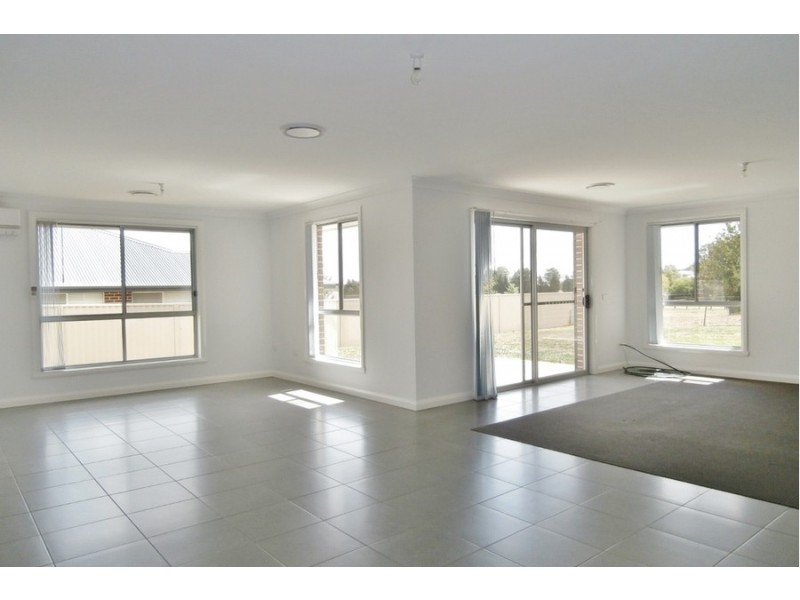 7 Mendel Drive, Bathurst NSW 2795