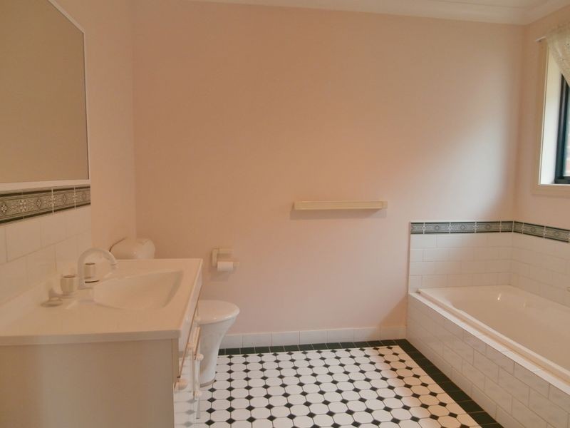 6 Sundown Drive, Bathurst NSW 2795