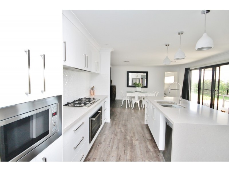 18 Coates Drive, Kelso NSW 2795