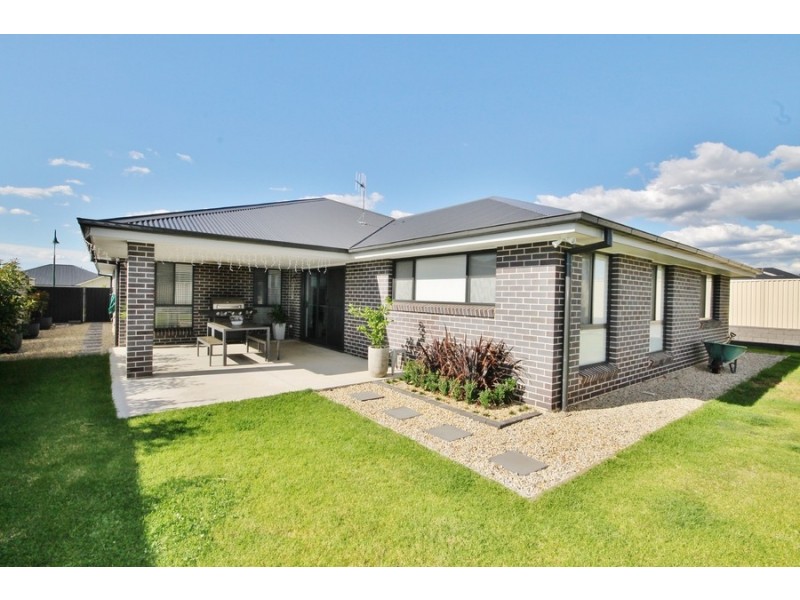 18 Coates Drive, Kelso NSW 2795