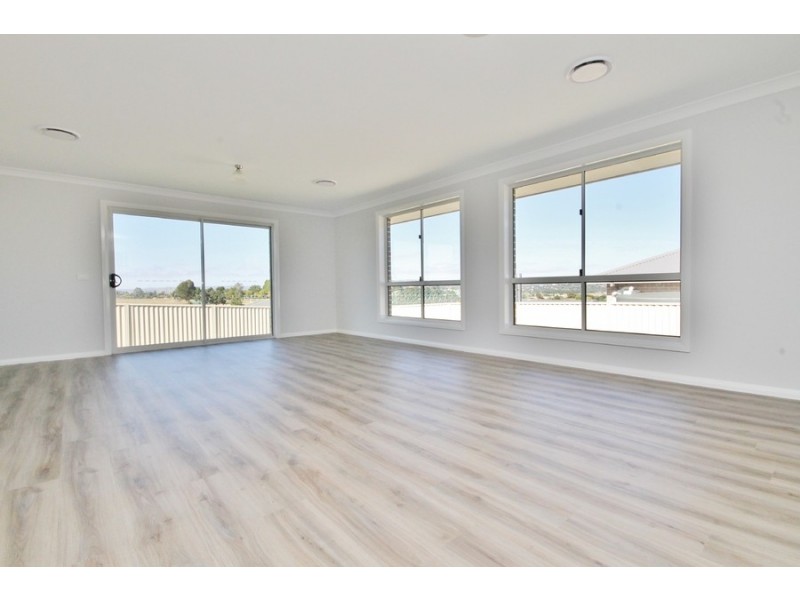 77 Graham Drive, Kelso NSW 2795