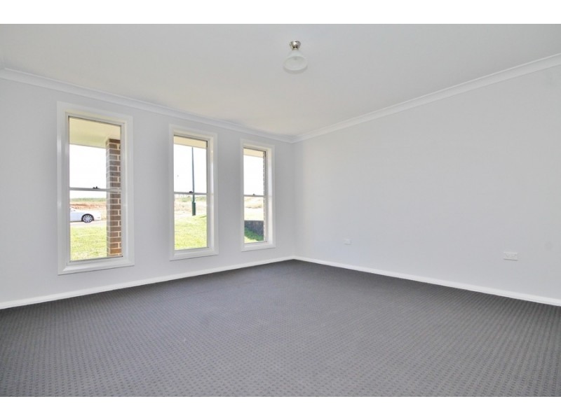 77 Graham Drive, Kelso NSW 2795