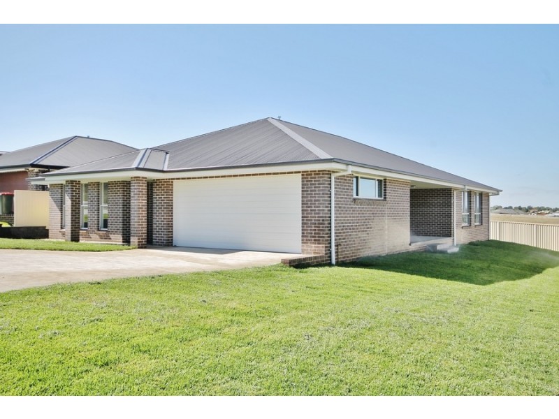 77 Graham Drive, Kelso NSW 2795