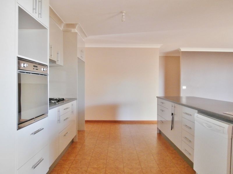 10 Barker Circuit, Kelso NSW 2795