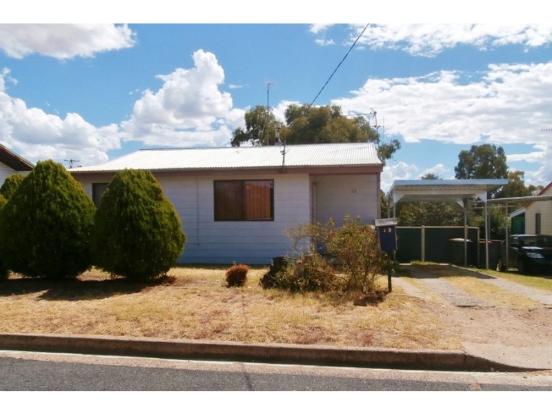 13 Moresby Way, Bathurst NSW 2795