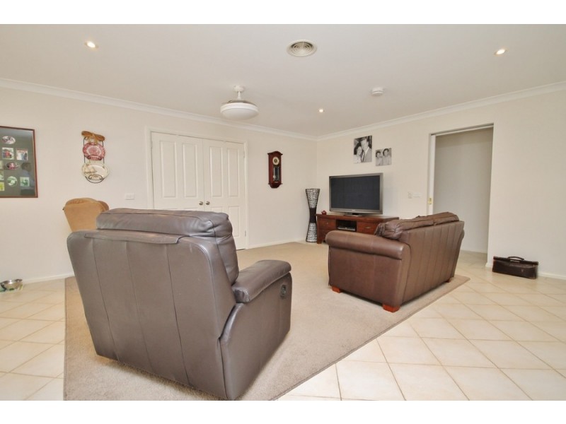 16 Willott Close, Eglinton NSW 2795