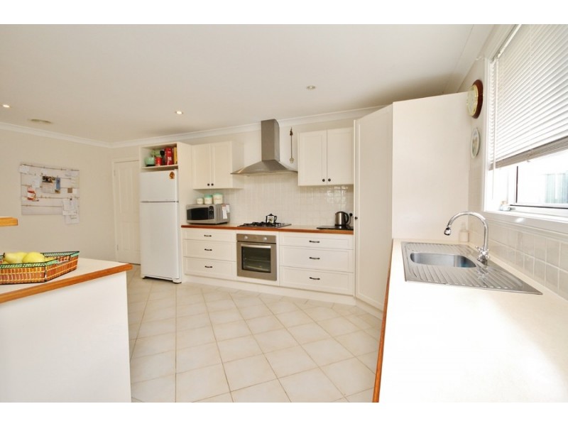 16 Willott Close, Eglinton NSW 2795
