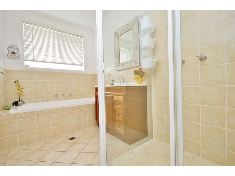 16 Willott Close, Eglinton NSW 2795