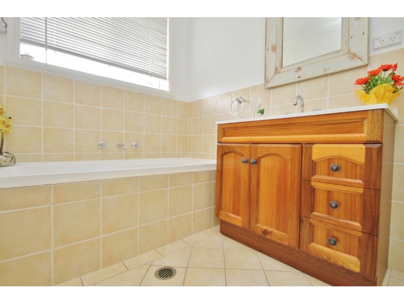 16 Willott Close, Eglinton NSW 2795