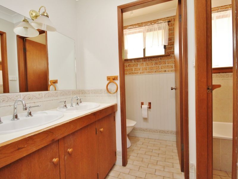 6 Bouffler Close, Bathurst NSW 2795