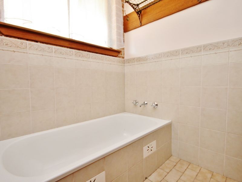 6 Bouffler Close, Bathurst NSW 2795