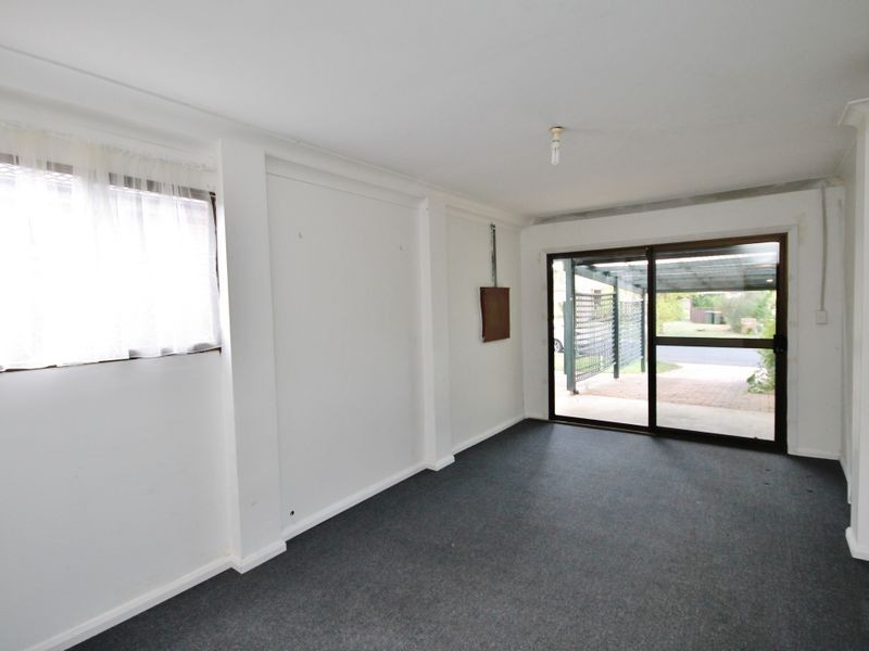 6 Bouffler Close, Bathurst NSW 2795