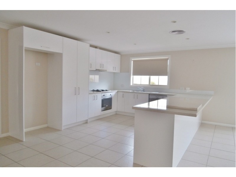 2 She Oak Close, Bathurst NSW 2795